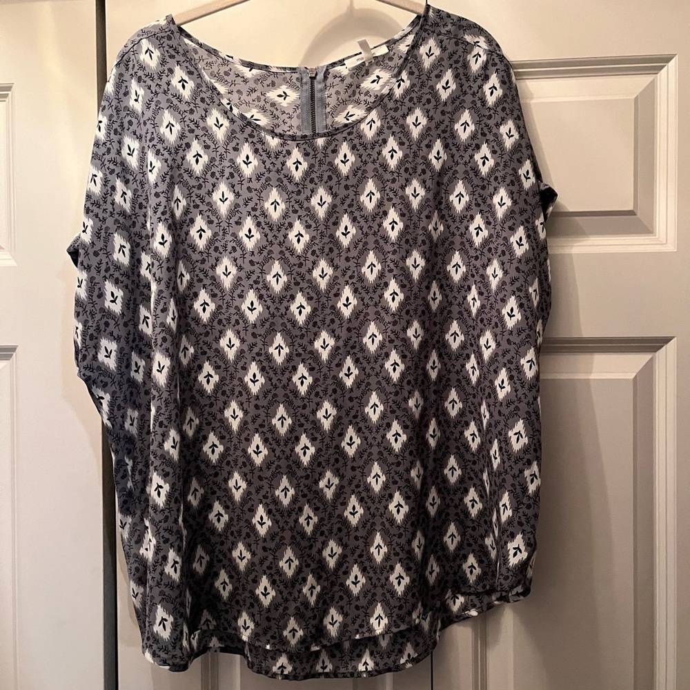 Maurices Gray and White Boxy Blouse with Relaxed Fit